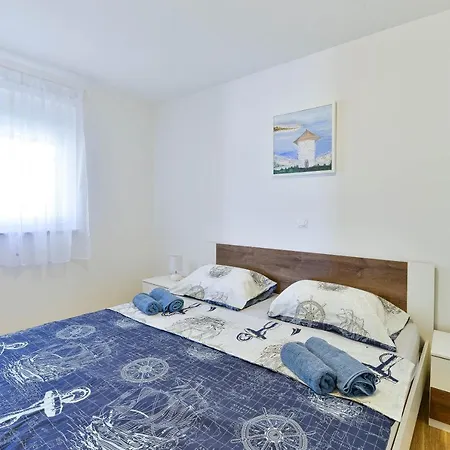 Apartment Duje 2 *