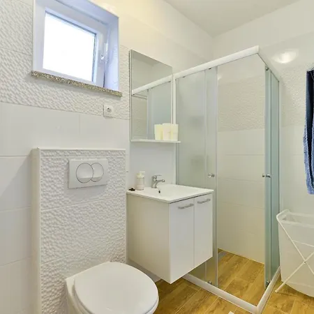 Apartment Duje 2 *